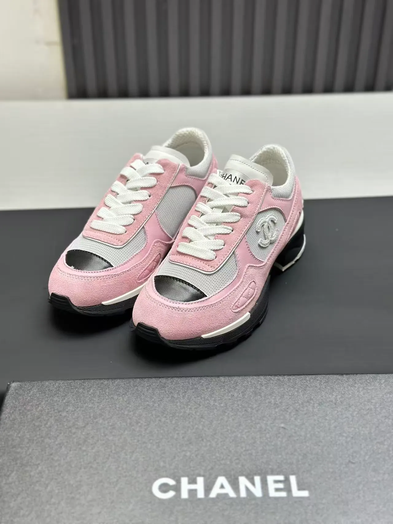 Men's shoes 💰620💰Women's 🚺 Chanel Panda shoes! 2025 counter top casual sports shoes This classic design; the upper is in the style of electric embroidery with various techniques; the outsole is fashionable and sporty; the unusual inclusion of a variety of color matching elements... The diversified mix and match is very good-looking and versatile, and can be used for leisure, fashion, sports, and outdoor... ꫛꫀꪝ Go➫ Materials: ❶Upper made of: original imported first-layer silk cowhide + original waterproof cloth + original first-layer cowhide ❷Inner use: Original Yangli+wang ❸ Outsole based on: Original TPU combination outsole Special counter boutique packaging complete set for women 35–41